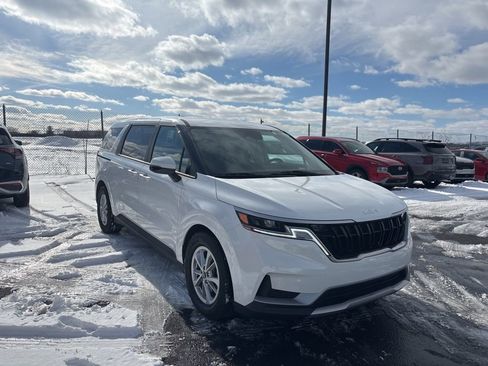 Used 2024 Kia Carnival LX image 1