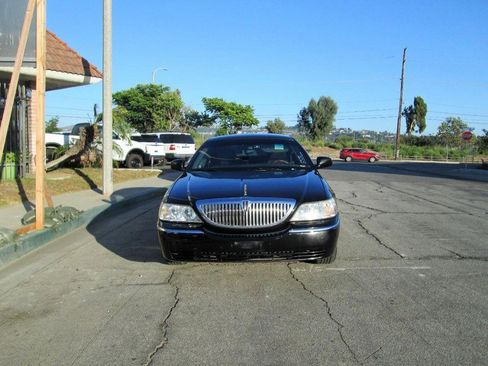 Used 2011 Lincoln Town Car Signature Limited image 1