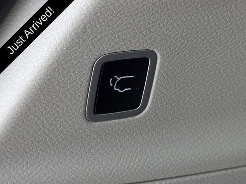 Used 2024 Chrysler Pacifica Touring-L FWD image 13