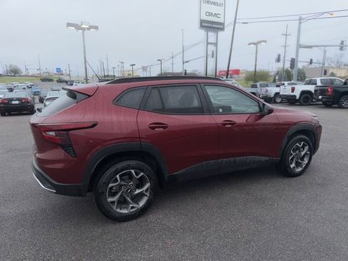 Used 2025 Chevrolet Trax LT w/ LT Convenience Package image 13