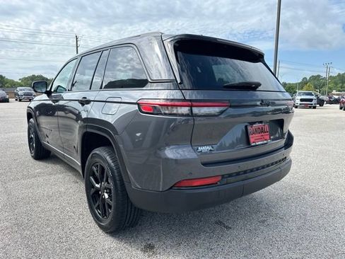 Used 2024 Jeep Grand Cherokee Altitude RWD image 5