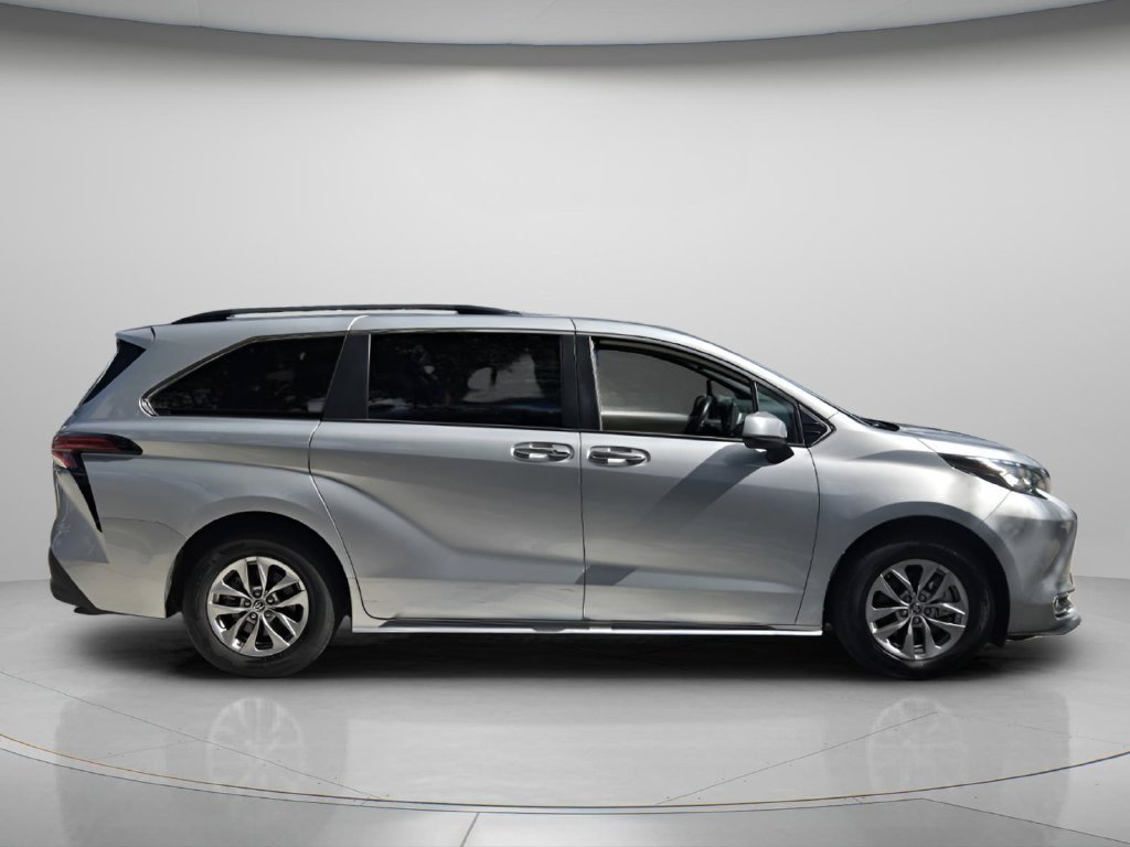 Used 2022 Toyota Sienna XLE FWD image 3