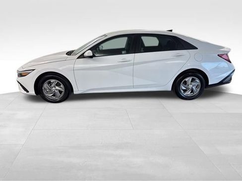 Used 2025 Hyundai Elantra SE FWD image 6
