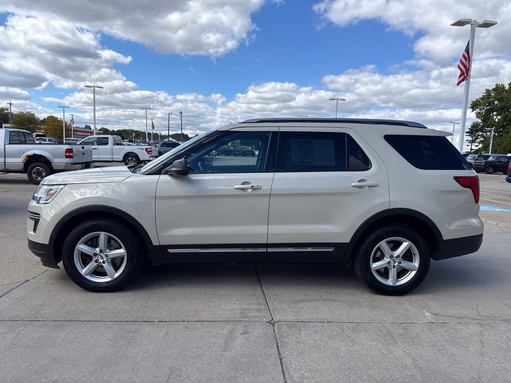 Used 2018 Ford Explorer XLT FWD image 3