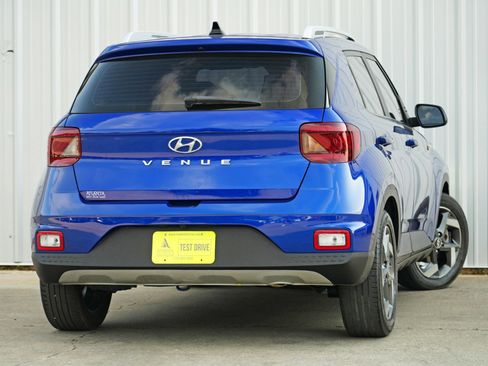 Used 2022 Hyundai Venue Limited w/ Cargo Package image 4