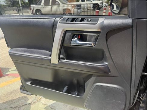 Used 2018 Toyota 4Runner SR5 Premium AWD/4WD image 33