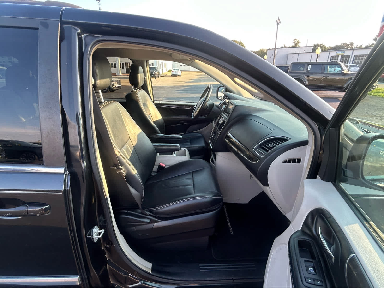 Used 2016 Chrysler Town & Country Touring FWD image 19