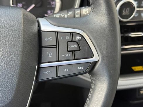 Used 2025 Toyota Highlander XLE AWD/4WD image 21