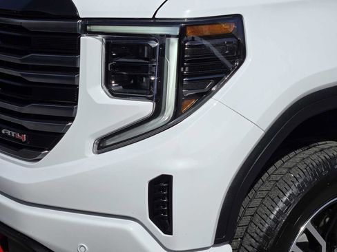 Used 2025 GMC Sierra 1500 AT4 w/ AT4 Premium Package AWD/4WD image 9