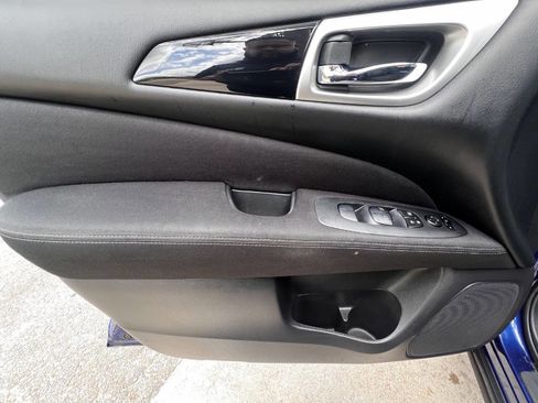 Used 2017 Nissan Pathfinder SV AWD/4WD image 17