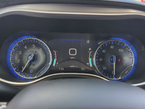 Used 2023 Chrysler Pacifica Touring-L FWD image 16