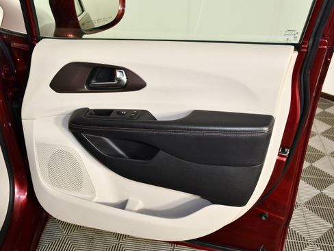 Used 2019 Chrysler Pacifica Touring-L FWD image 29