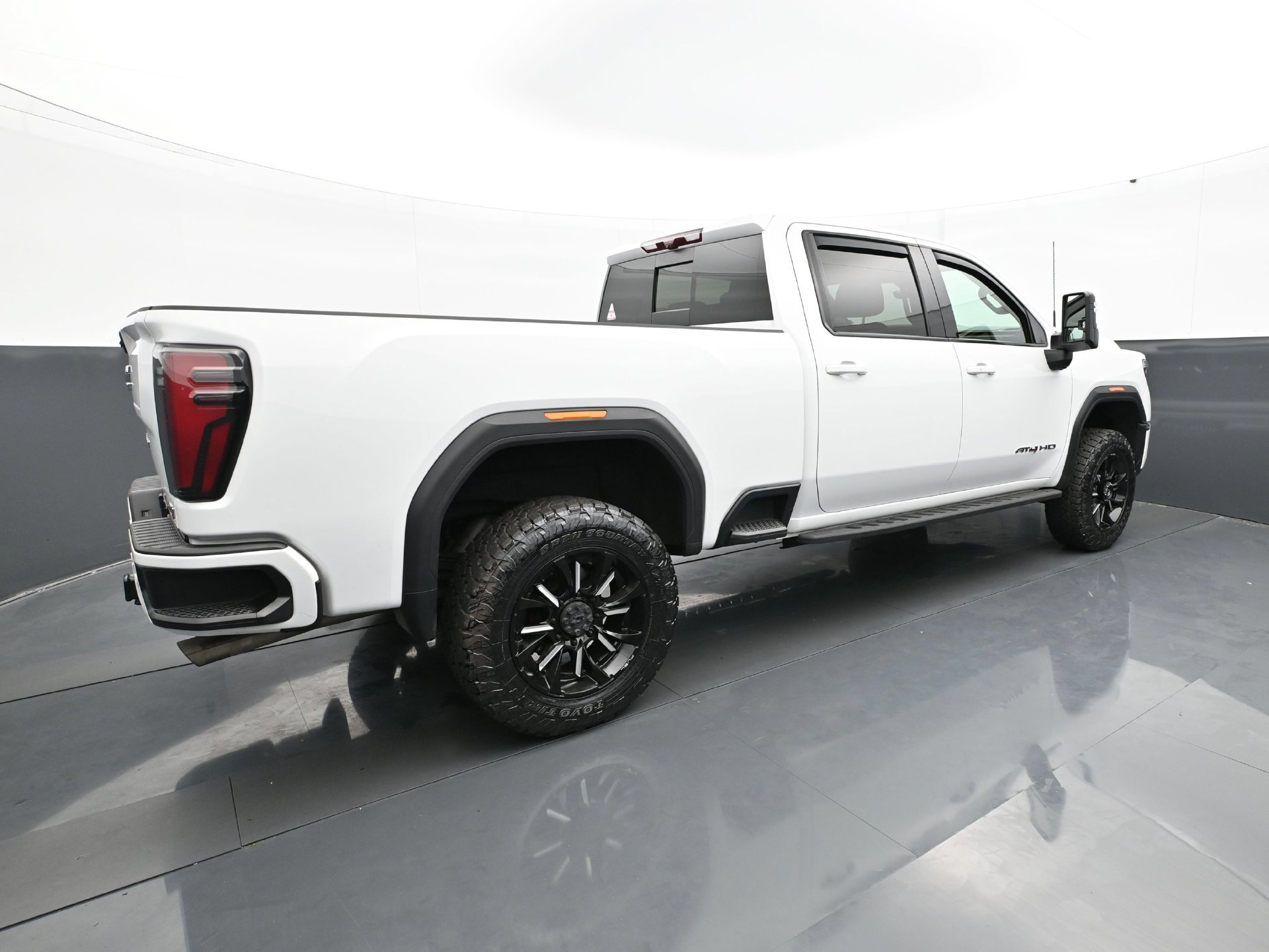 Used 2024 GMC Sierra 2500 AT4 w/ AT4 Premium Plus Package AWD/4WD image 7