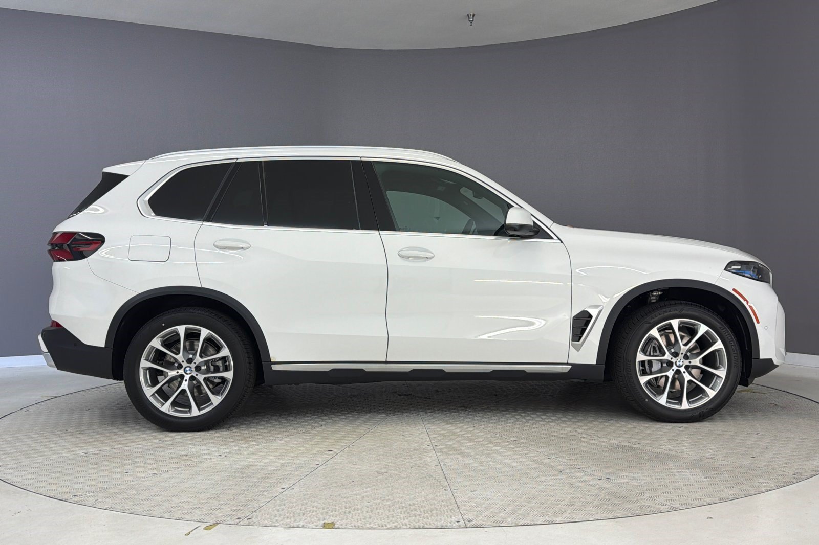 New 2026 BMW X5 sDrive40i w/ Parking Assistance Package RWD image 7