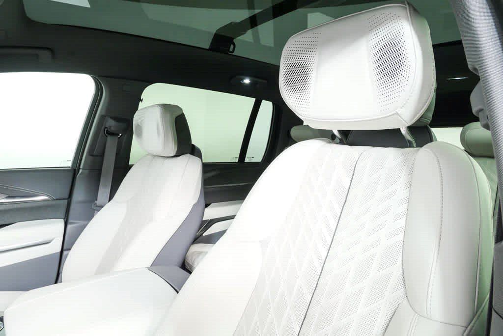 Certified 2026 Cadillac Escalade IQ Sport 1 w/ LPO, ONYX Package AWD/4WD image 5
