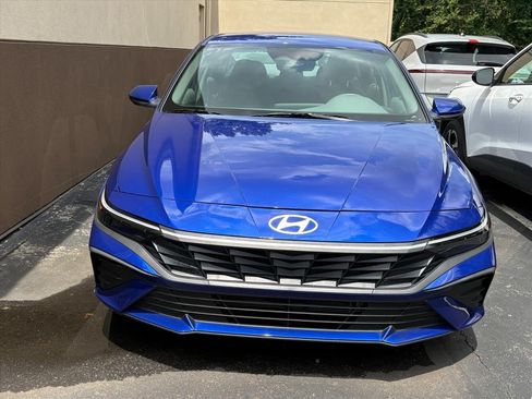 Used 2025 Hyundai Elantra Hybrid FWD image 2
