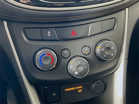 Used 2020 Chevrolet Trax LT w/ LT Convenience Package image 19