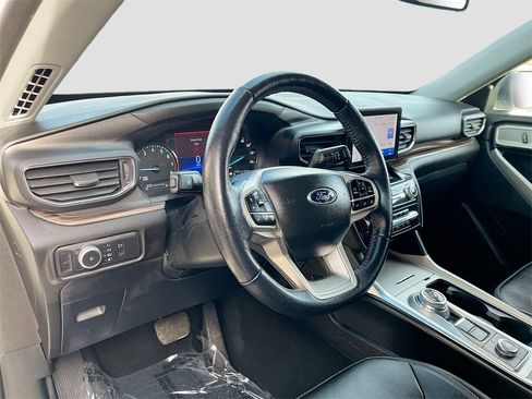 Used 2022 Ford Explorer Limited w/ Equipment Group 301A image 9