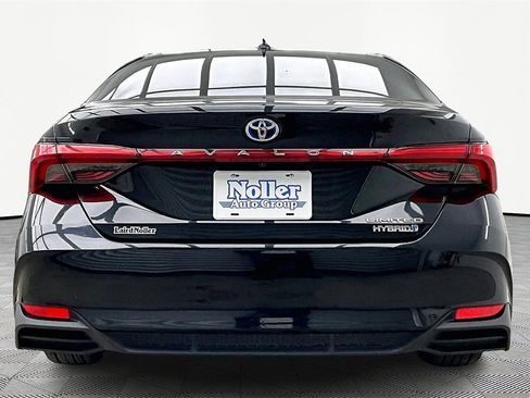 Used 2022 Toyota Avalon Limited image 4