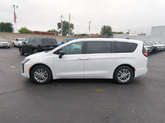 New 2027 Chrysler Pacifica Select FWD image 3