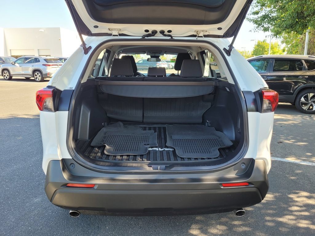 Used 2021 Toyota RAV4 LE AWD/4WD image 27