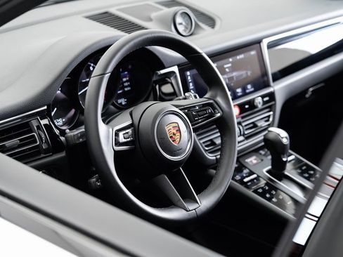 Used 2025 Porsche Macan image 9