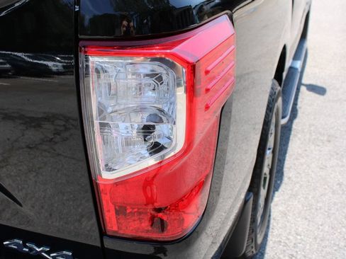 Used 2019 Nissan Titan SV w/ SV Convenience Package AWD/4WD image 10