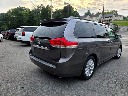 Used 2011 Toyota Sienna XLE image 5