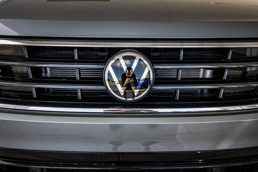 Certified 2024 Volkswagen Tiguan SE R-Line FWD image 8