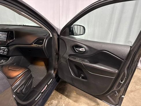 Used 2022 Jeep Cherokee Trailhawk w/ Sun & Sound Group AWD/4WD image 37