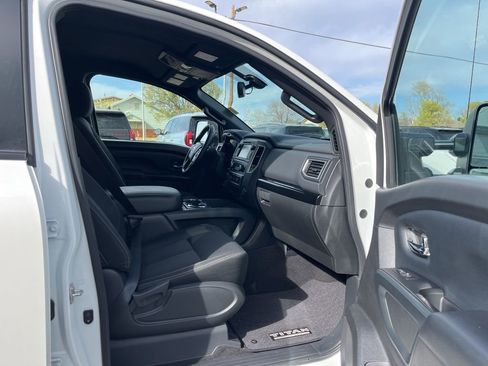 Used 2018 Nissan Titan SV w/ SV Convenience Package image 30
