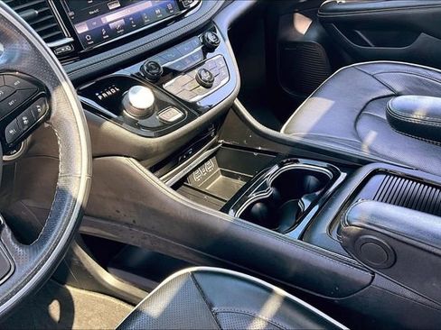 Used 2021 Chrysler Pacifica Limited w/ Uconnect Theater Family Group image 15