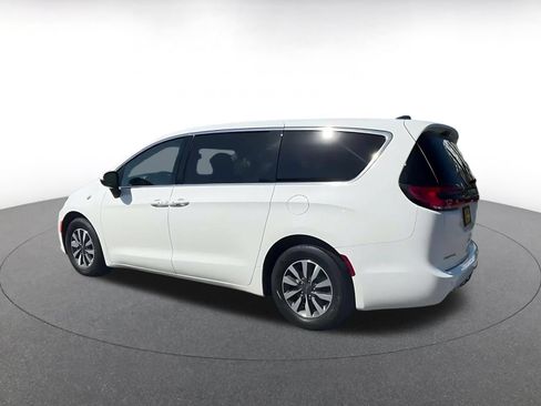 Used 2023 Chrysler Pacifica Touring-L FWD image 8