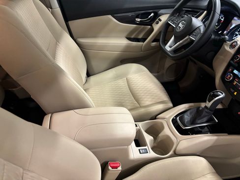 Used 2020 Nissan Rogue SV FWD image 21