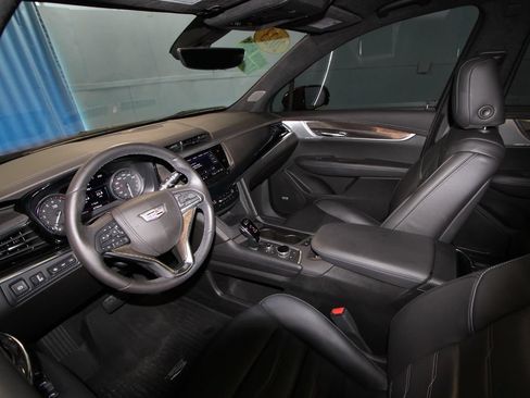 Used 2023 Cadillac XT6 Premium Luxury w/ Platinum Package FWD image 2