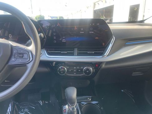 Used 2025 Chevrolet Trax LT image 18