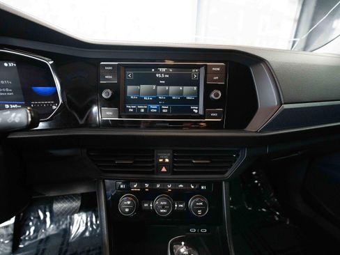 Used 2022 Volkswagen Jetta SE image 17