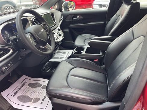Used 2025 Chrysler Pacifica Select FWD image 19