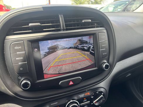 Used 2025 Kia Soul LX w/ LX Technology Package FWD image 22