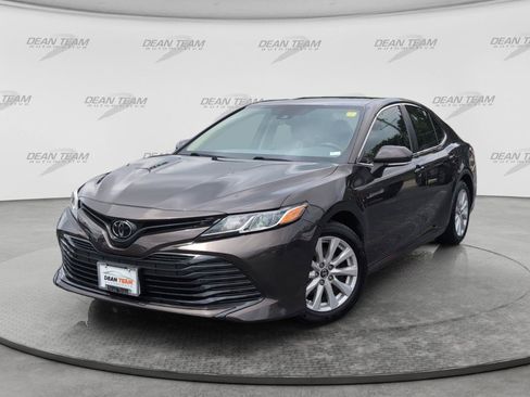 Used 2019 Toyota Camry LE w/ Convenience Package FWD image 3