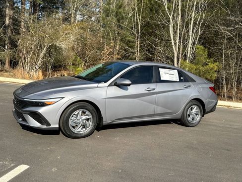 New 2026 Hyundai Elantra SE image 2