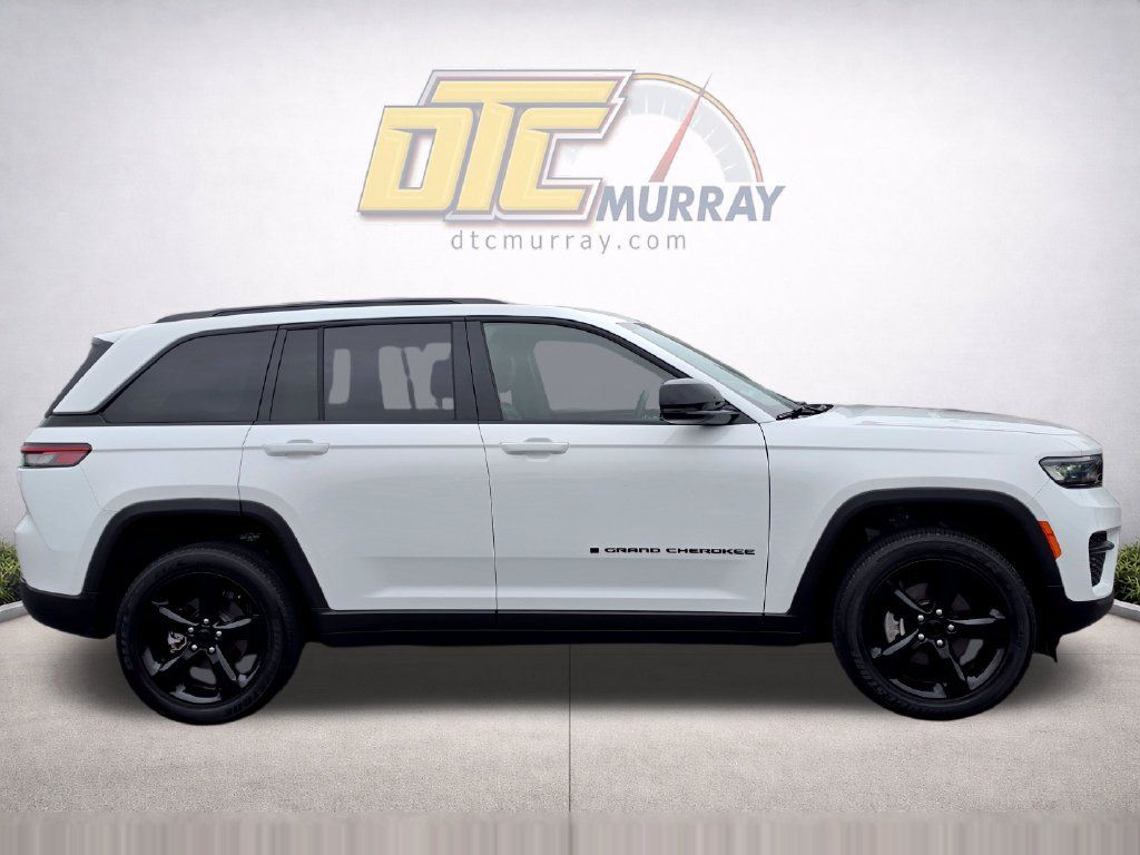 Used 2023 Jeep Grand Cherokee Altitude AWD/4WD image 4