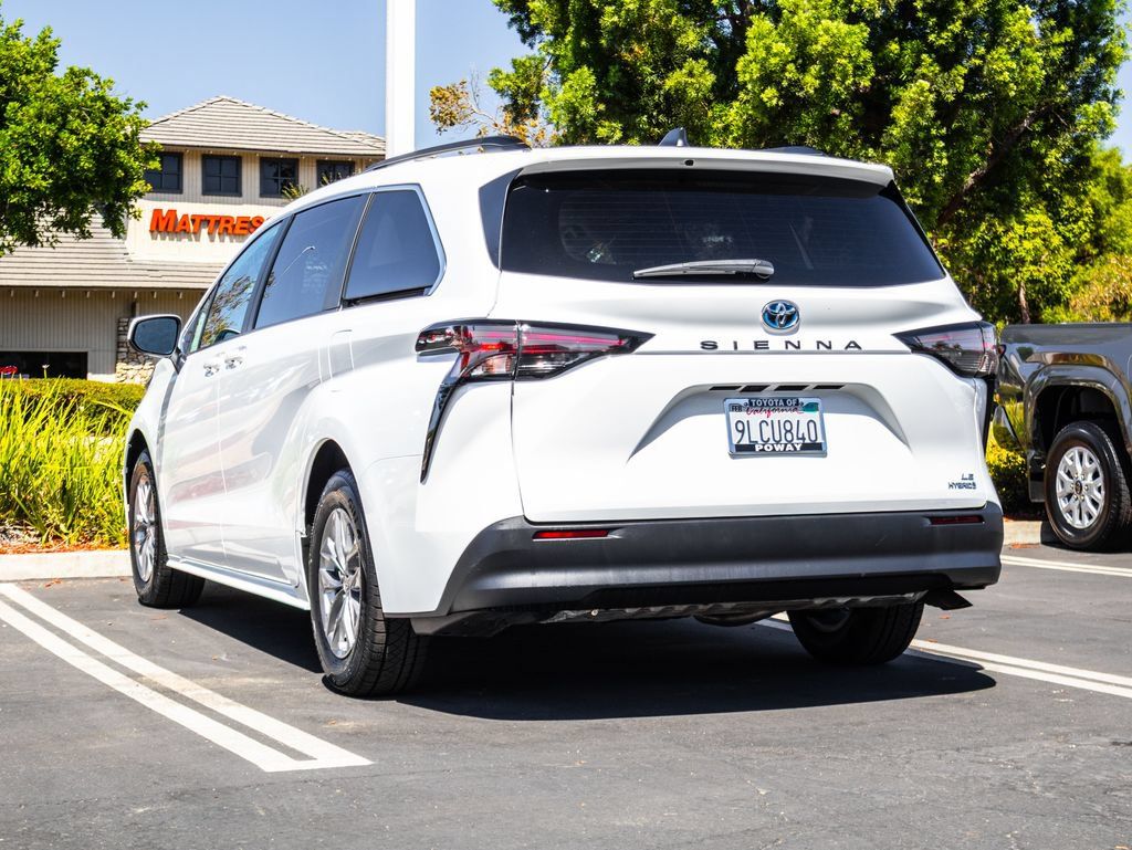 Used 2024 Toyota Sienna LE w/ LE Plus Package FWD image 7