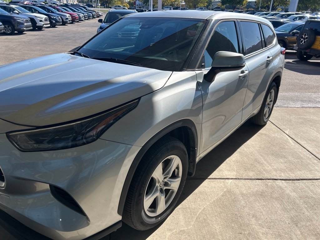 Used 2021 Toyota Highlander L AWD/4WD image 2