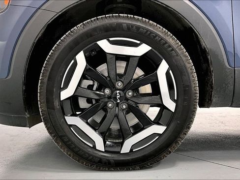Used 2024 Kia Telluride EX w/ EX Captain's Chair Package FWD image 10