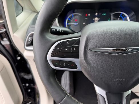 Used 2023 Chrysler Pacifica Touring-L FWD image 17