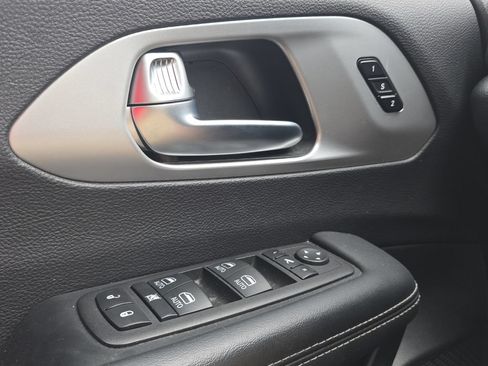 Used 2025 Chrysler Pacifica Limited FWD image 11