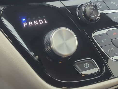 Used 2024 Chrysler Pacifica Touring-L image 20