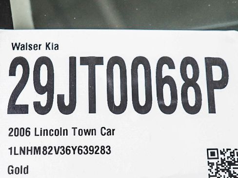 Used 2006 Lincoln Town Car Signature Limited RWD image 25