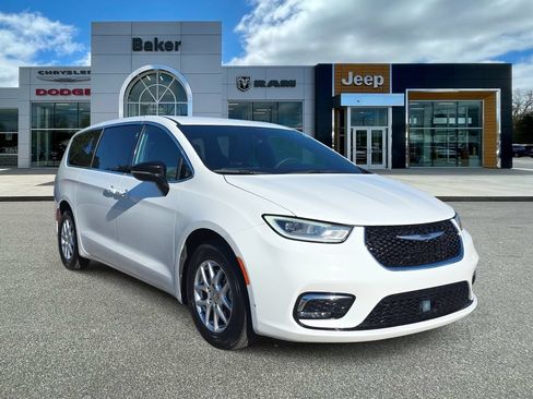 Used 2025 Chrysler Pacifica Select FWD image 1